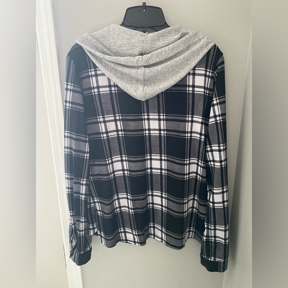 Urban Heritage - Black and white plaid button down long sleeve π€π€ - Picture 3 of 3